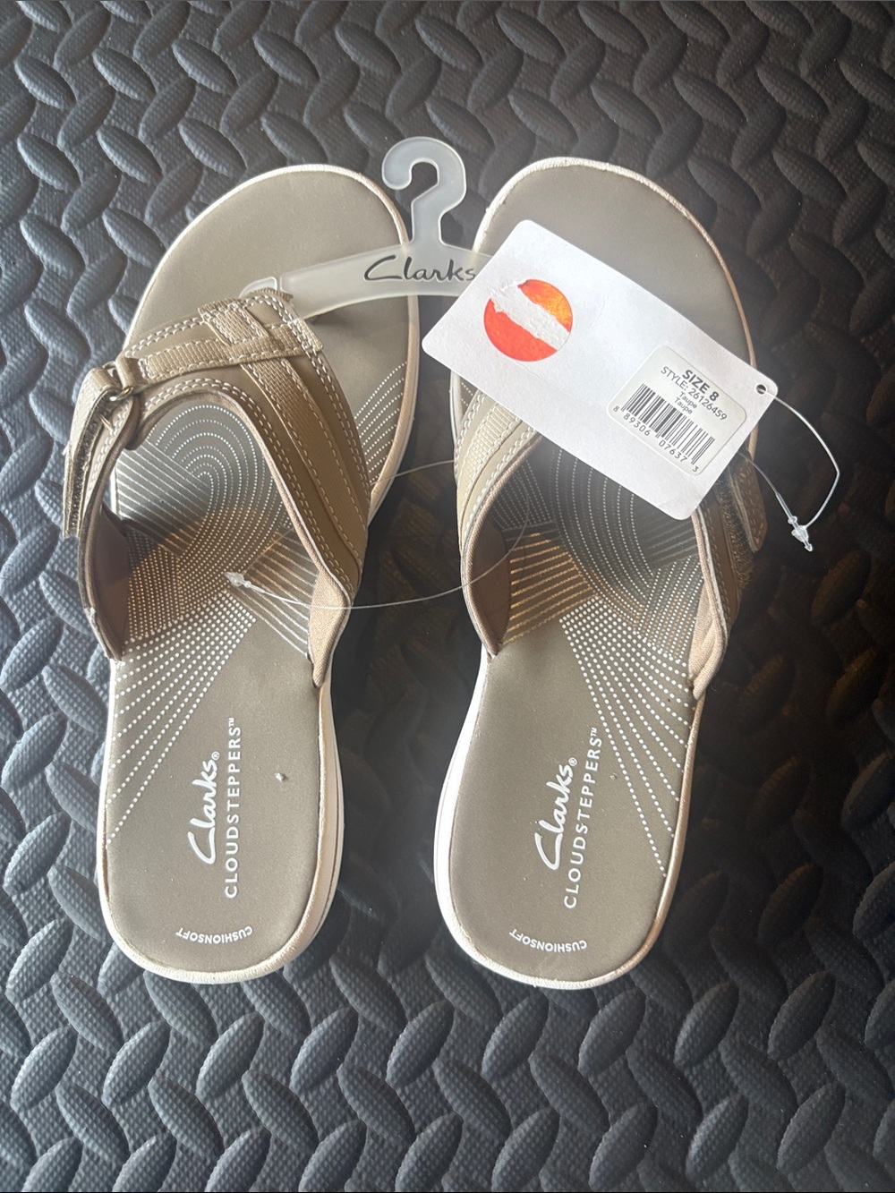 Clarks Women's Beige/Tan Cloudsteppers Thong Sandals